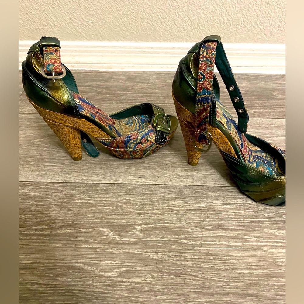 NOT RATED patent leather fabric green sandals 
Preowned